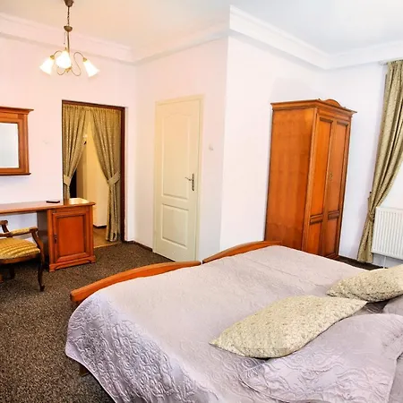 Przy Oslej Bramie - Zamek Ksiaz Отель Валбжих