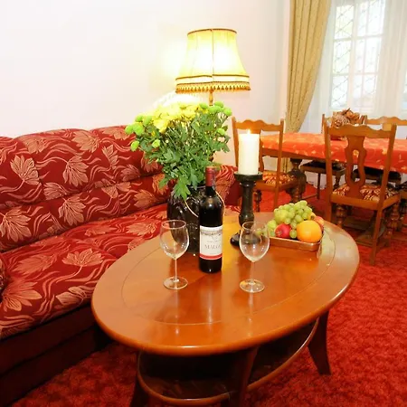 Отель Przy Oslej Bramie - Zamek Ksiaz Валбжих