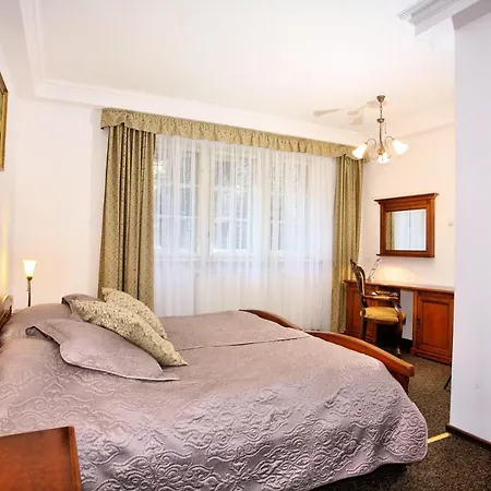 Przy Oslej Bramie - Zamek Ksiaz Отель Валбжих