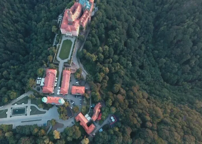 Отель Przy Oslej Bramie - Zamek Ksiaz Валбжих